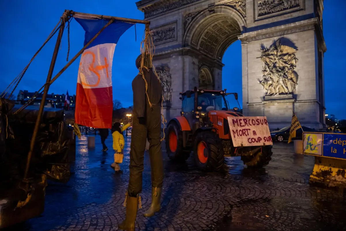 Imagem de contexto do artigo Agricultores e cerca de 100 tratores furam barreiras em Paris contra Mercosul