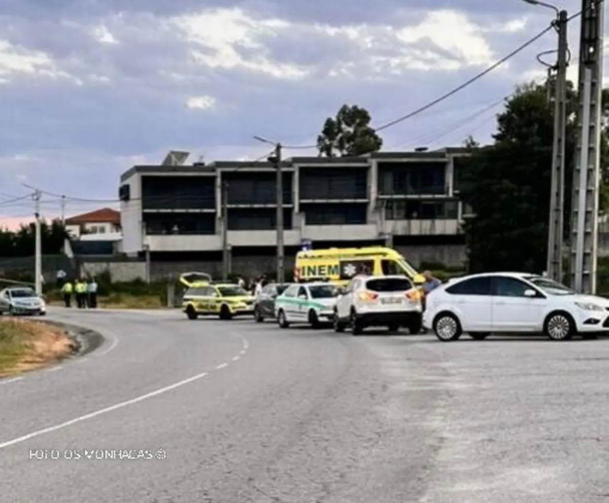 Bombeiros assistiram vítima no local, que foi transportada para o Hospital de São João, no Porto