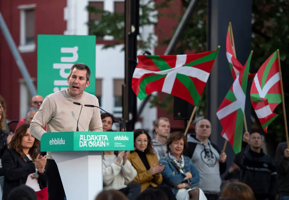 Arkaitz Rodriguez, membro do EH Bildu, discursou num comício do partido na cidade basca de Sestao