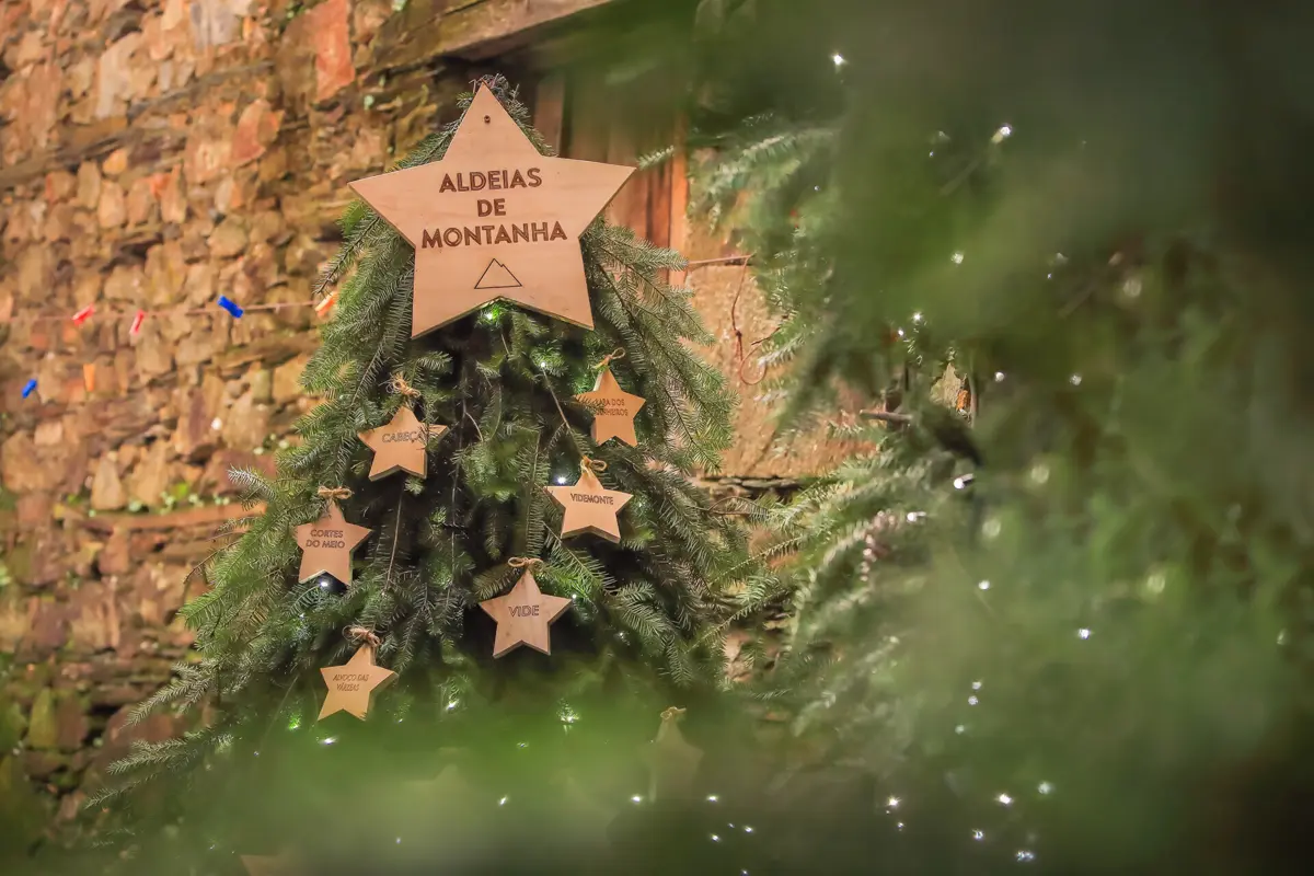 São os habitantes da aldeia que fazem as decorações com material sustentável