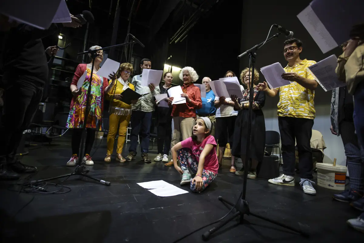 Performance artística enche o palco sob o mote “Esta máquina cerca o ódio e força-o a render-se”.