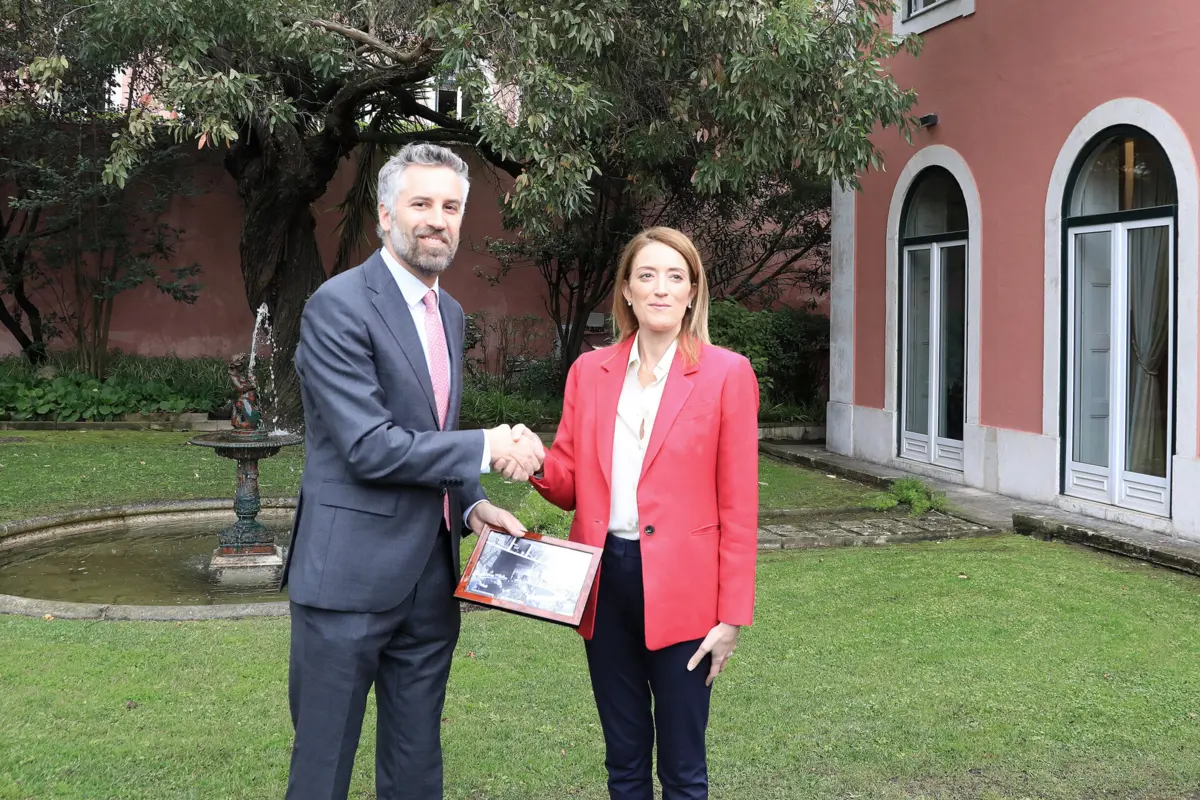 Imagem de contexto do artigo Metsola e Pedro Nuno juntos na sede do PS trocam presentes sobre Mário Soares