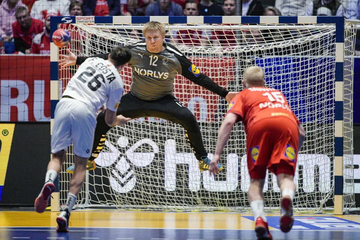 Nielsen, aqui a travar um remate de Francisco Costa, esteve em grande plano na baliza dinamarquesa