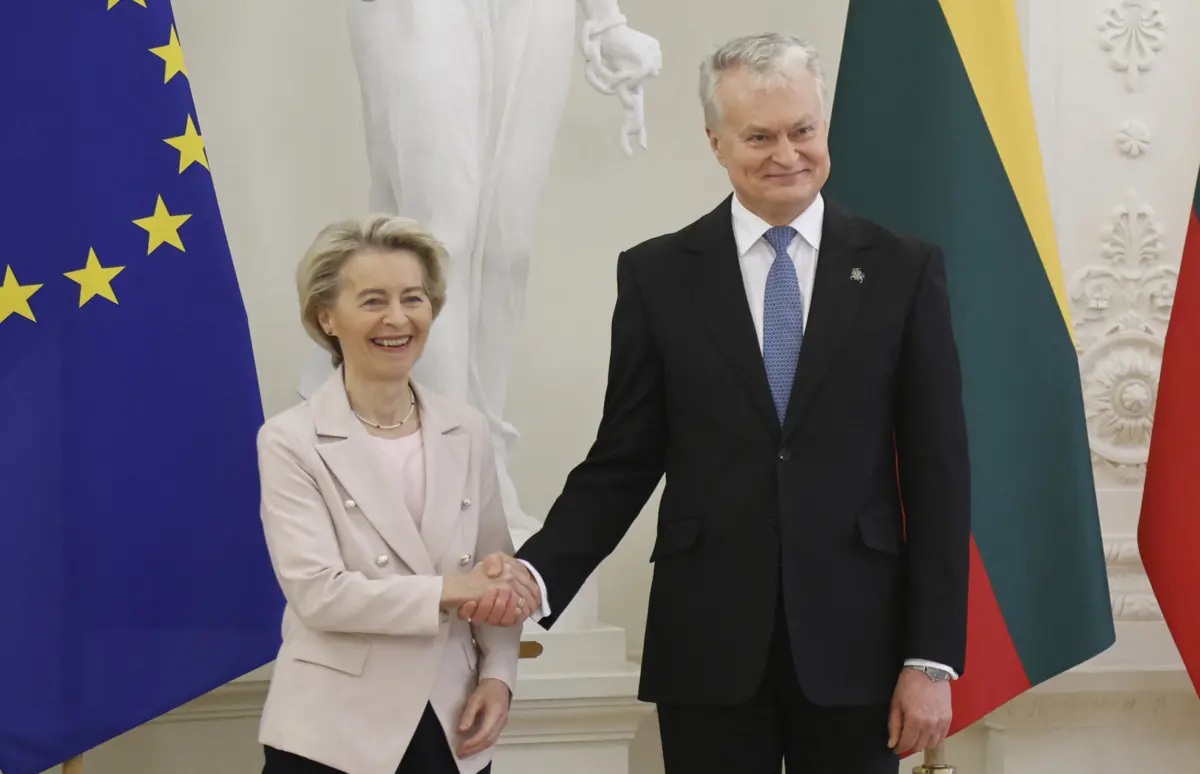 Ursula von der Leyen, presidente da Comissão Europeia, com o presidente da Lituânia, Gitanas Nauseda