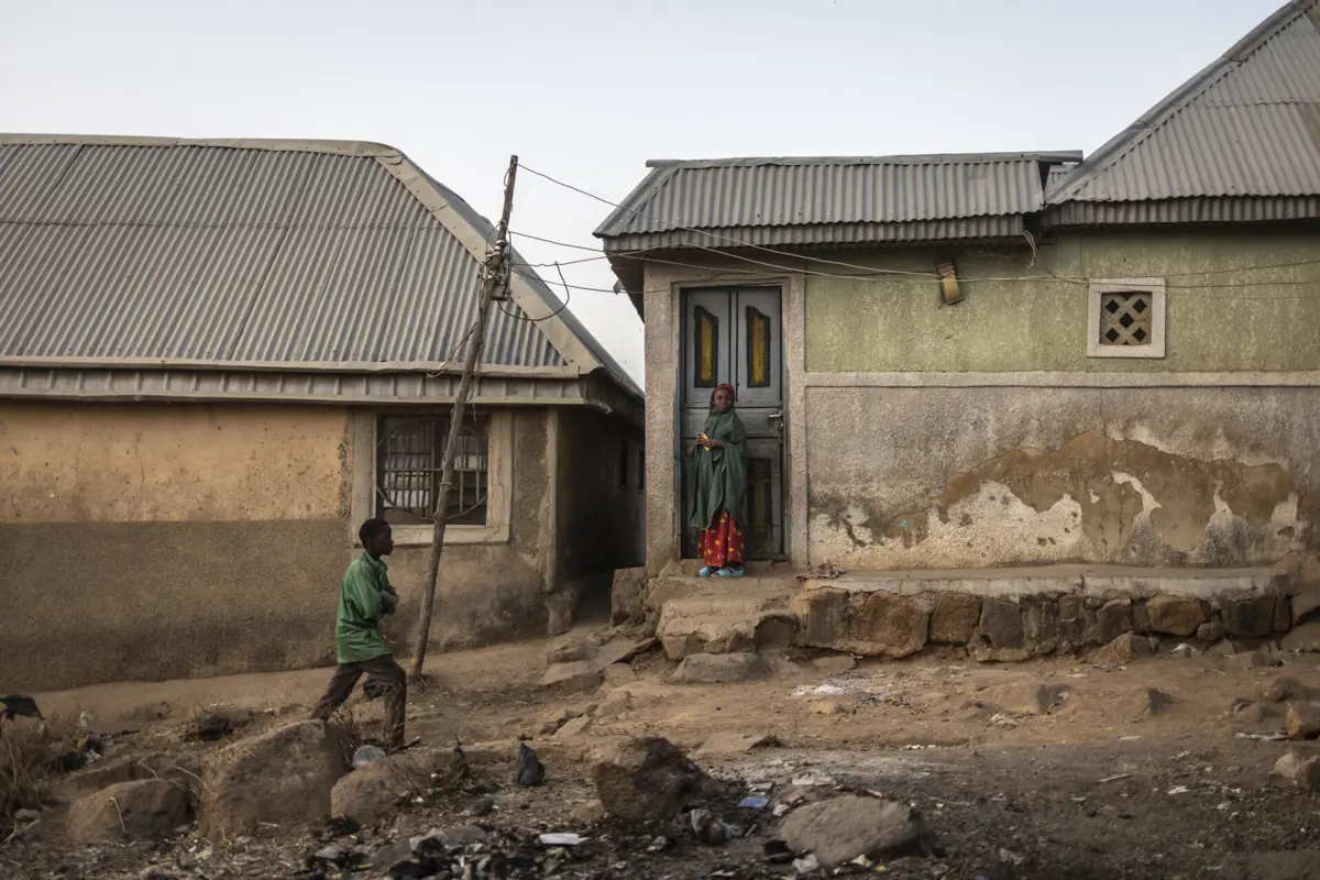 A decisão “prejudica o progresso académico dos estudantes, perturba a sua aprendizagem e visa injustamente os estudantes não muçulmanos, sujeitando-os a uma discriminação indevida”