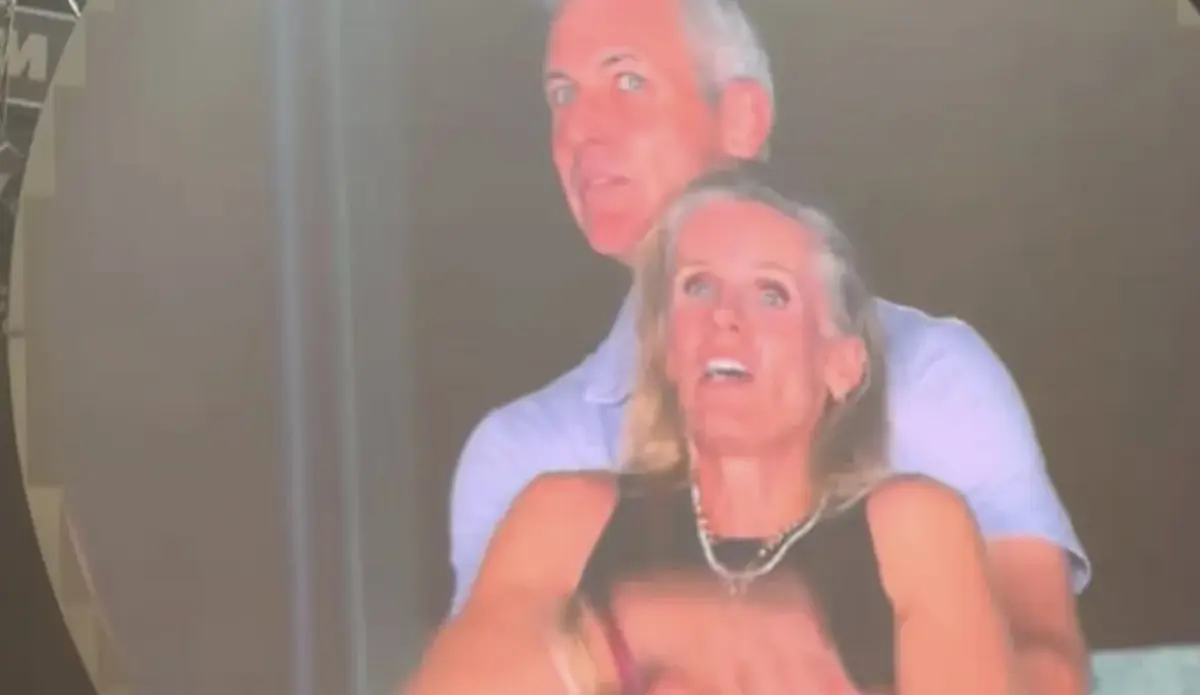 Kristin Cabot demitiu-se após ser apanhada em clima de cumplicidade com CEO da empresa onde era DRH, apesar de serem casados com outras pessoas