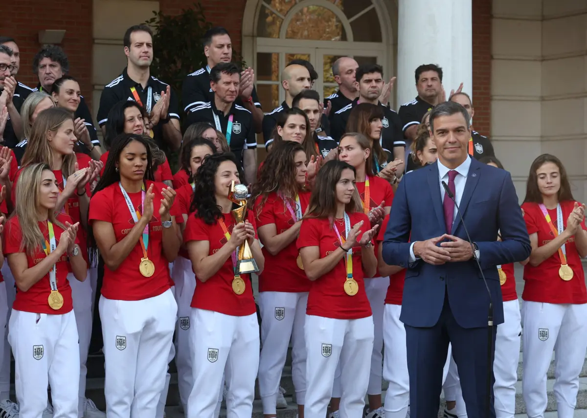 Pedro Sanchéz, primeiro-ministro espanhol, recebeu as novas campeãs do mundo de futebol