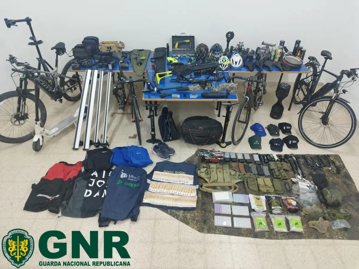 GNR recuperou diverso material furtado, armas e dinheiro