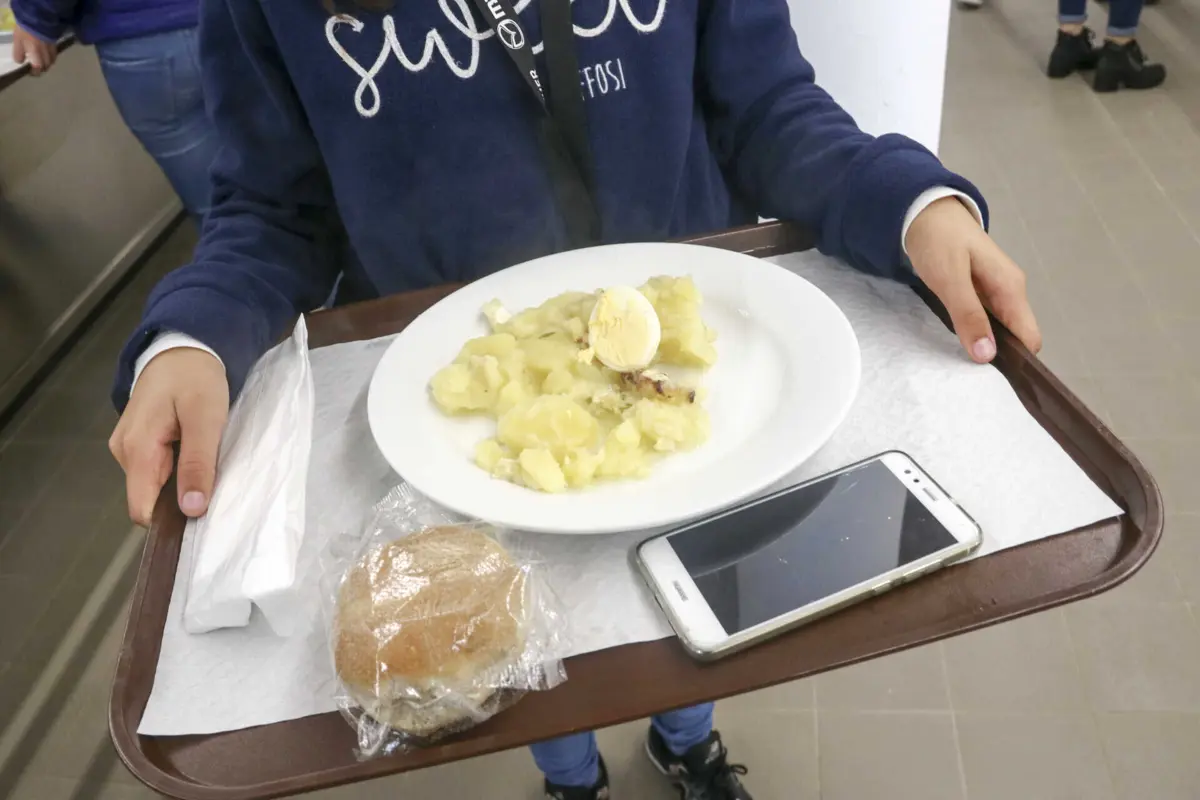 Nas cantinas, durante o verão, serão servidos pequenos-almoços, almoços e lanches