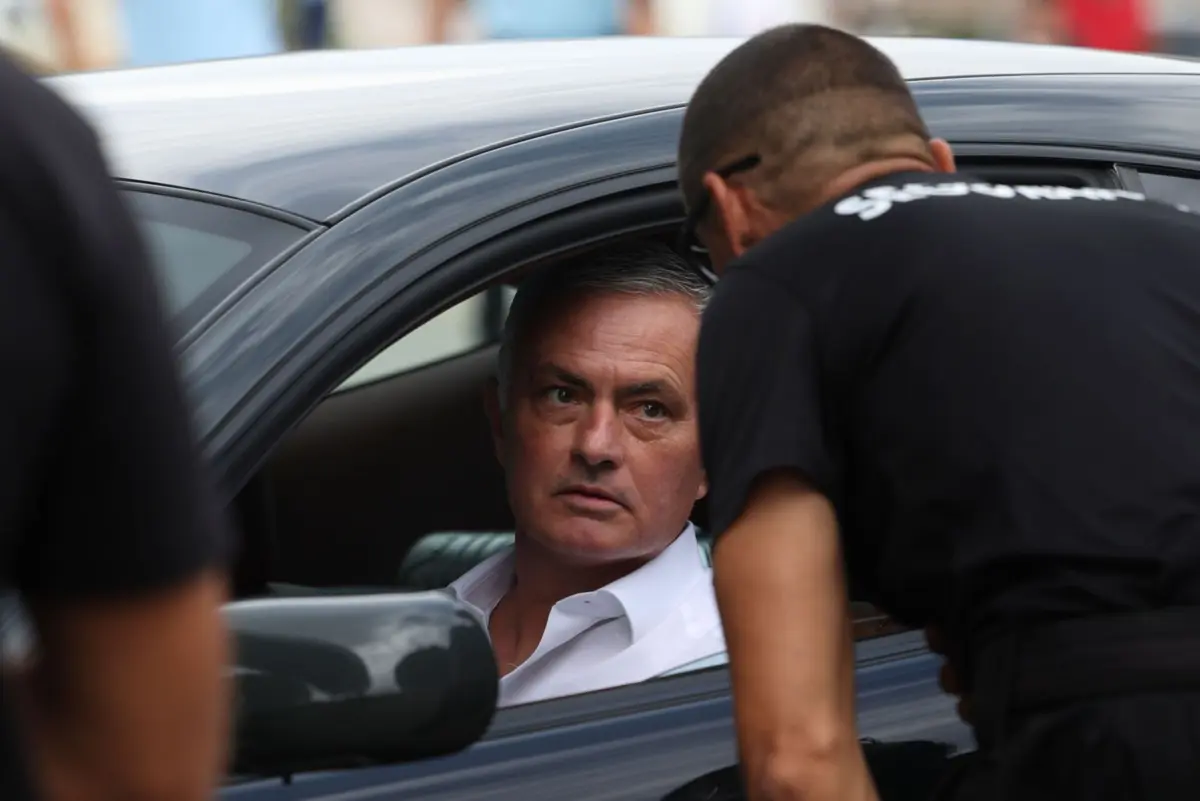 Mourinho à chegada à Academia do Benfica, no Seixal