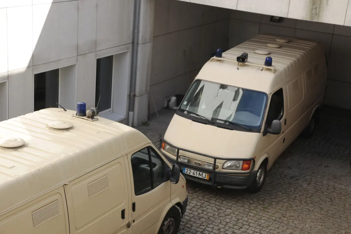 Arguidos, alguns em prisão preventiva, estão a ser julgados no Tribunal de Matosinhos