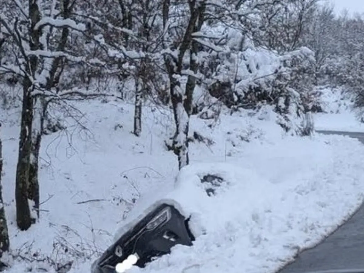 Carro ficou envolvido pela neve