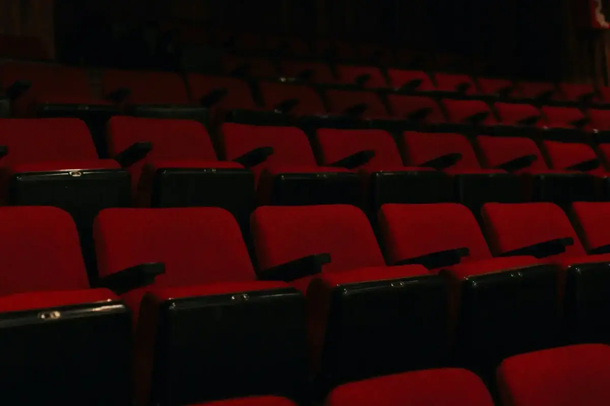 As cinco salas de cinema integravam um centro comercial com 97 lojas e 19 restaurantes