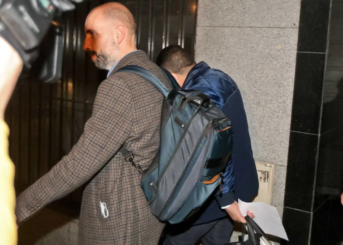 Hélder Bianchi (à direita), à saída do tribunal no Porto, em 2021, com o seu advogado