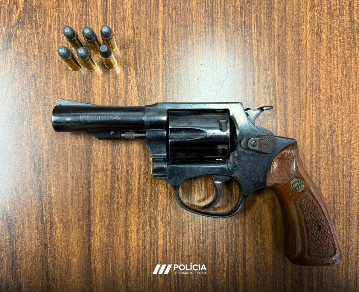 Arma estava escondida no interior de uma bolsa