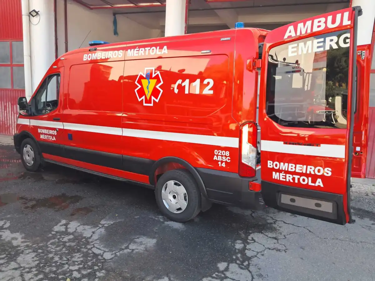 Bombeiros e equipa da VMER fizeram o parto na ambulância