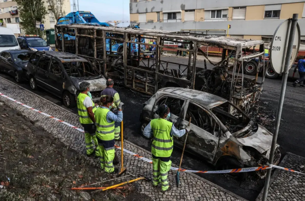 Autocarro foi incendiado