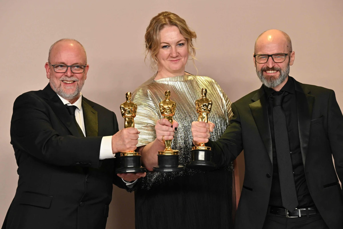 Mark Coulier à esquerda exibe o Oscar conquistado já este ano