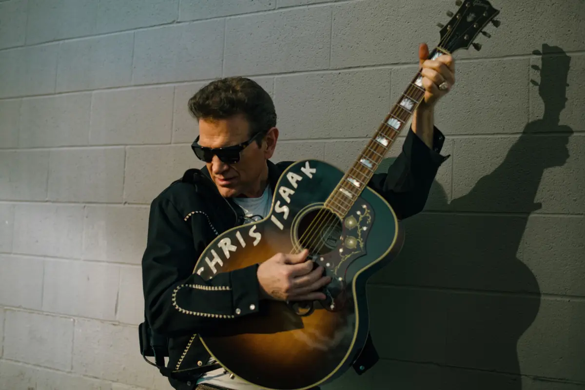 Chris Isaak, 67 anos: "Por que é que me reformaria? Eu divirto-me com isto. Não me vou reformar de algo que me diverte"