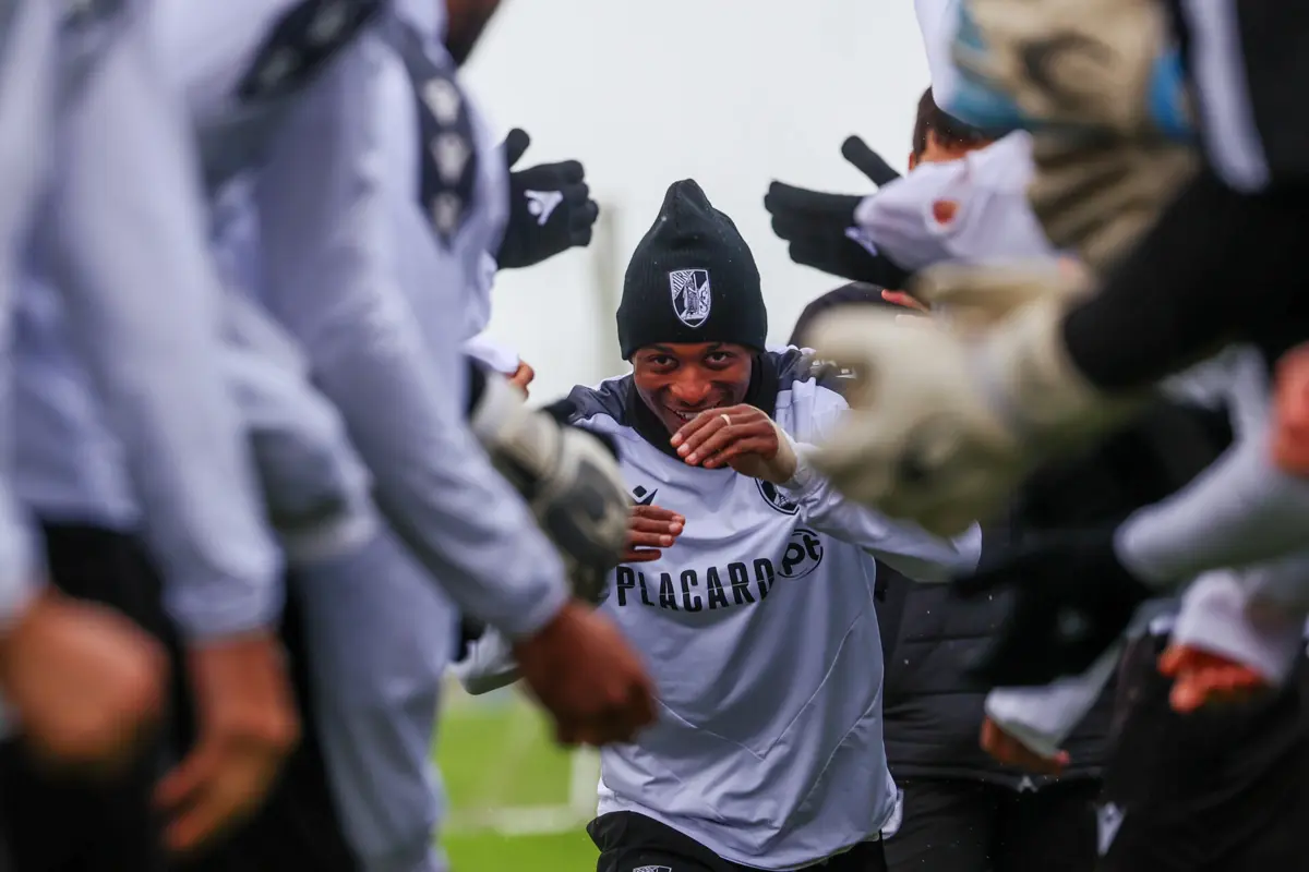 Reforço vitoriano treinou, à tarde, e foi praxado pelo plantel