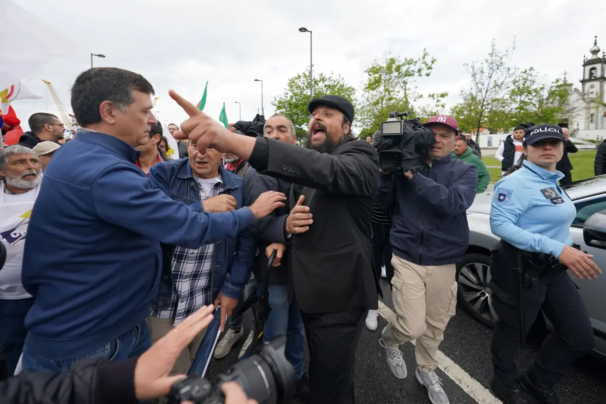 O protesto começou do outro lado da rua já quando André Ventura se dirigia ao carro