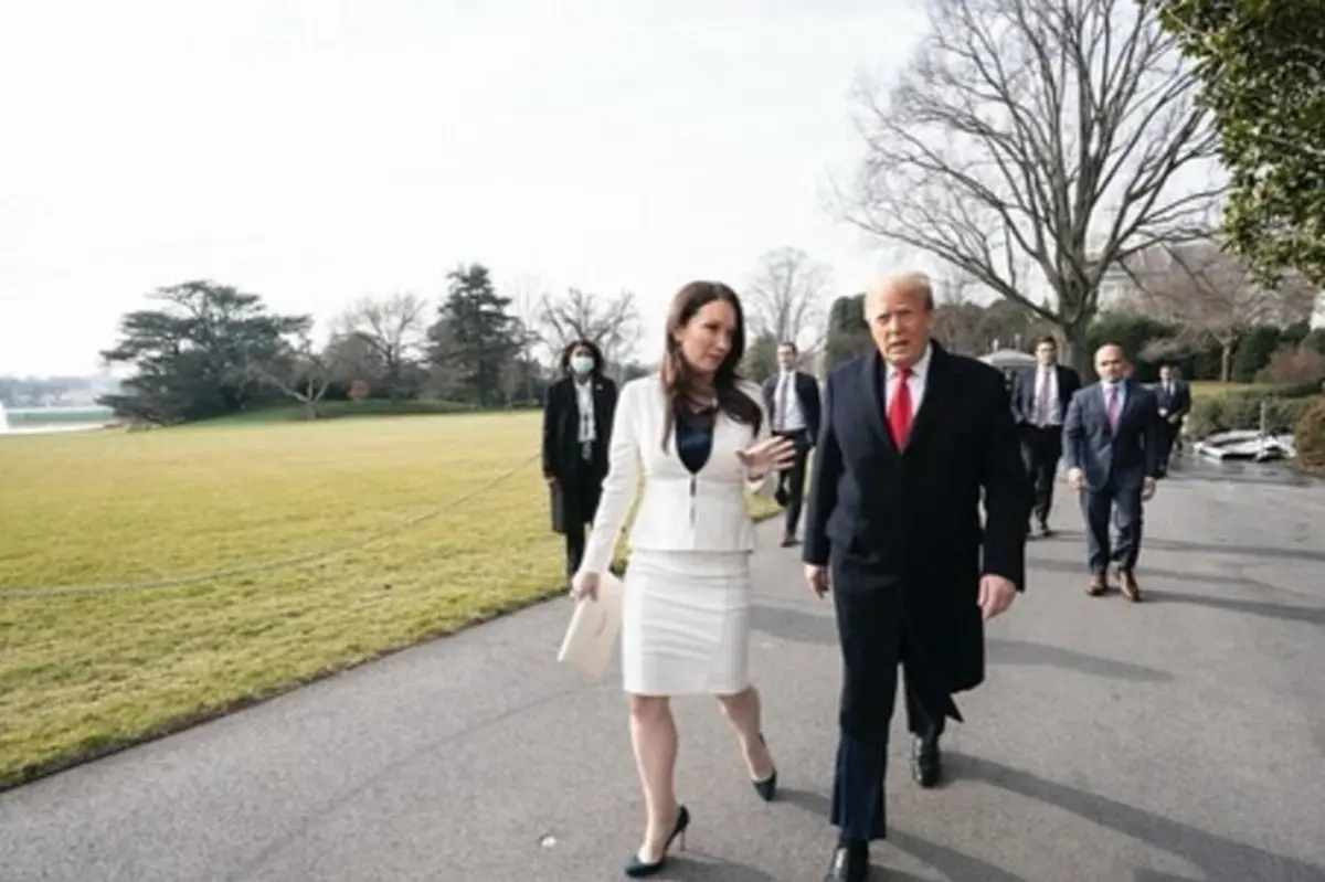 Brooke Rollins ao lado de Donald Trump