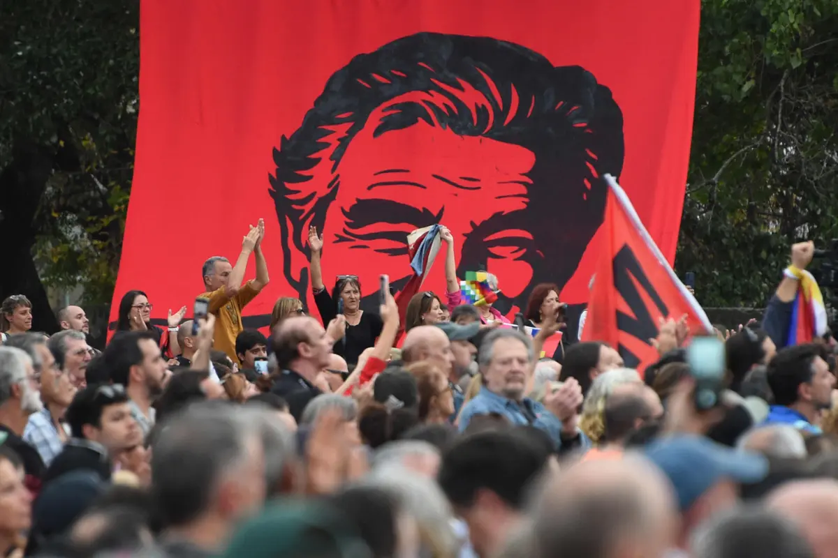 Imagem de contexto do artigo "Por Pepe, siempre". Milhares de uruguaios na despedida a Mujica