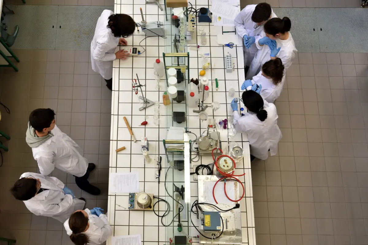 Laboratórios do ISEP, um dos oito institutos e escolas da instituição