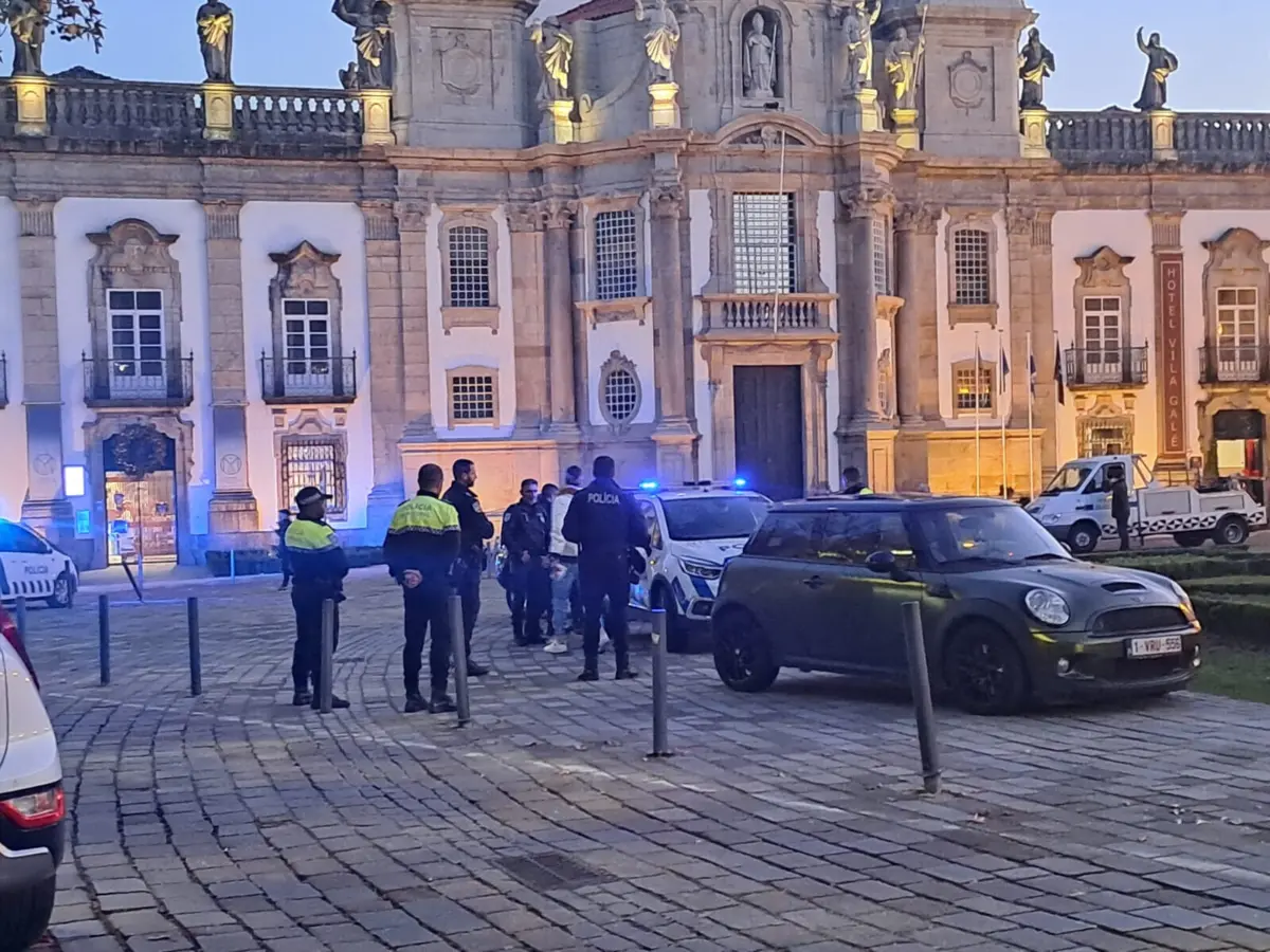 O caso inusitado despertou a atenção dos muitos transeuntes que seguiam por aquela zona do centro histórico de Braga