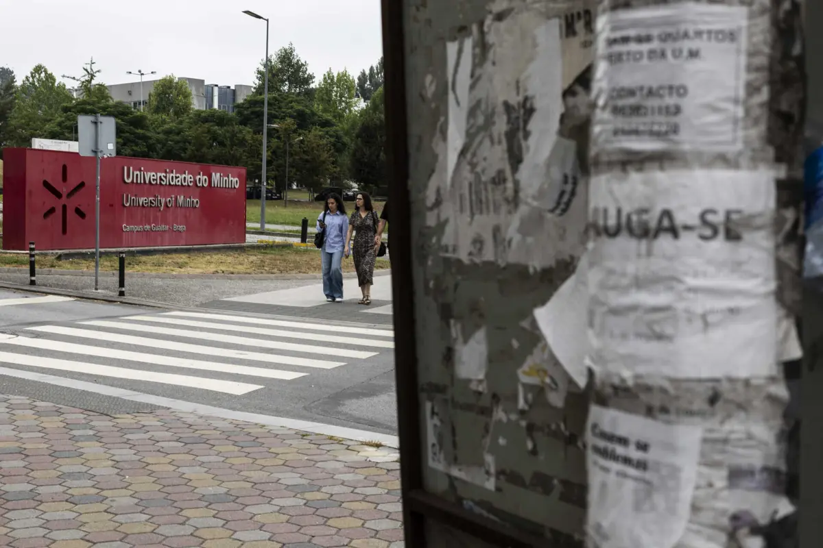 Anúncios para aluguer de quartos multiplicam-se, por estes dias, nas ruas de Braga