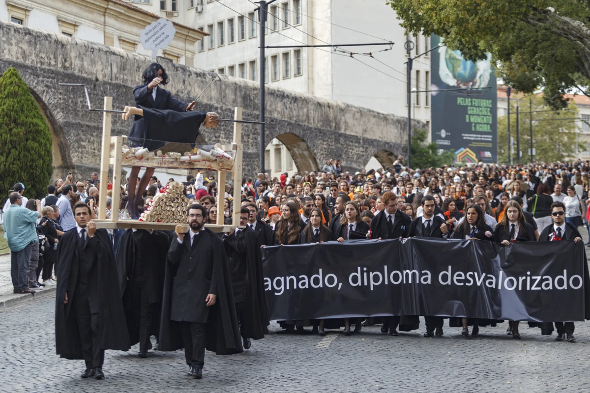 A academia de Coimbra também vai discutir os temas da latada deste ano letivo.