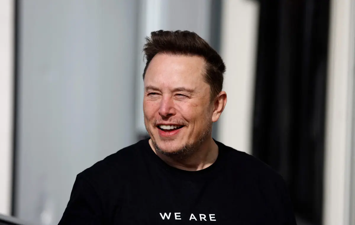 Elon Musk acusa federação de anunciantes de reter milhões em receitas publixitárias do X