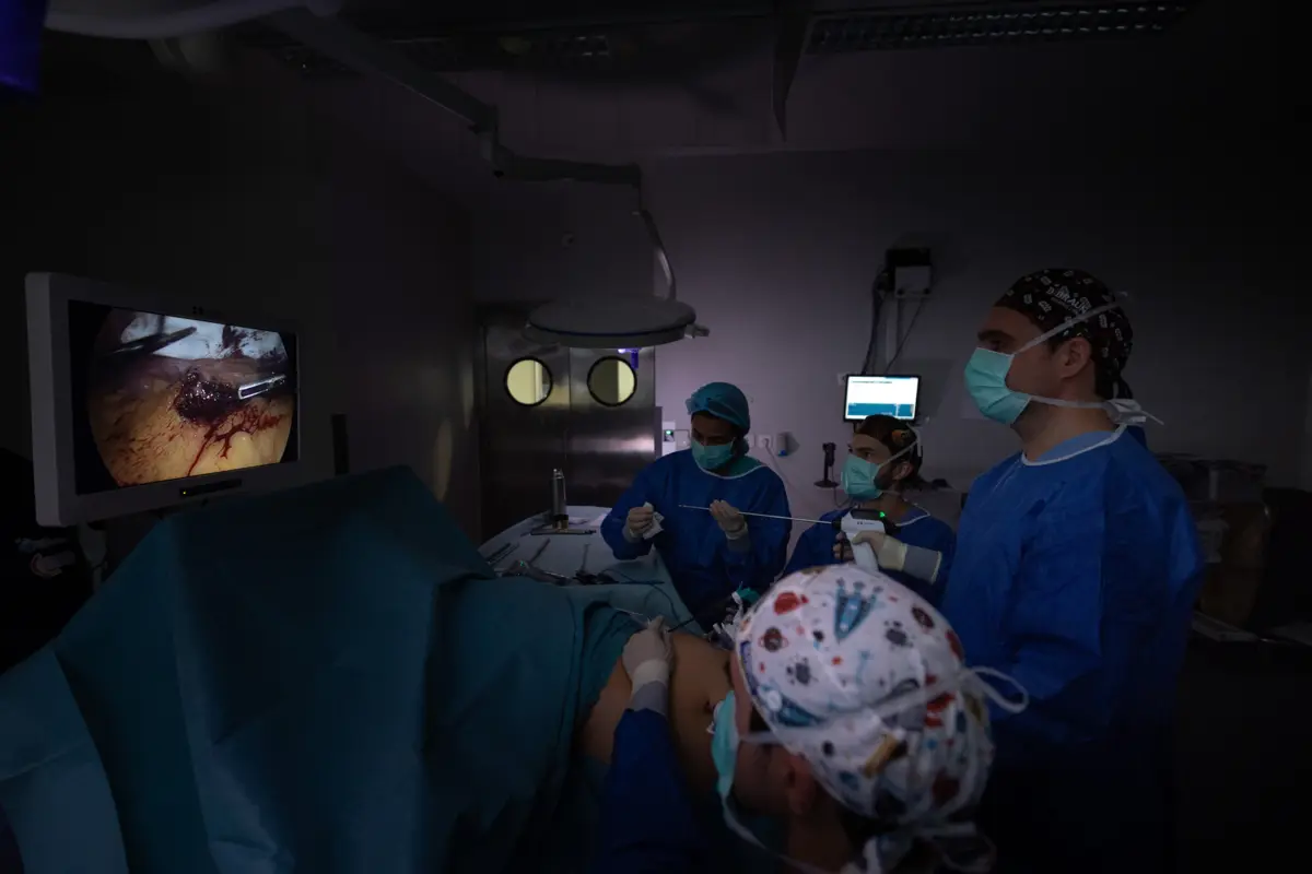 O sistema que está a ser testado nas três unidades do SNS permite que os médicos realizem cirurgias fora do horário laboral, a troco de um incentivo financeiro