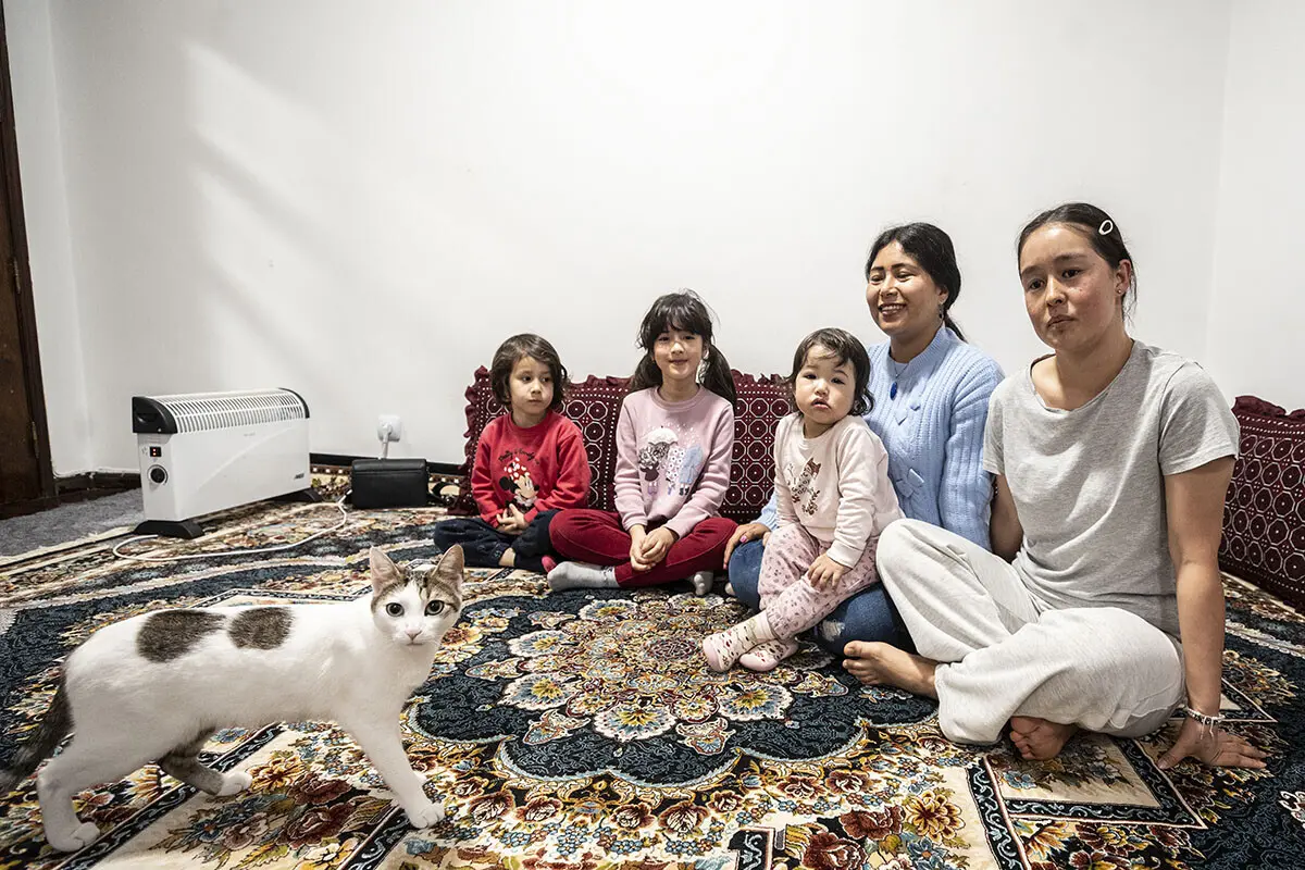 Sediqa (de azul), uma das mediadoras do Centro para as Migrações do Fundão, na sala de estar de casa, com a irmã (Masoma), que integra a seleção feminina de futebol do Afeganistão, e as sobrinhas