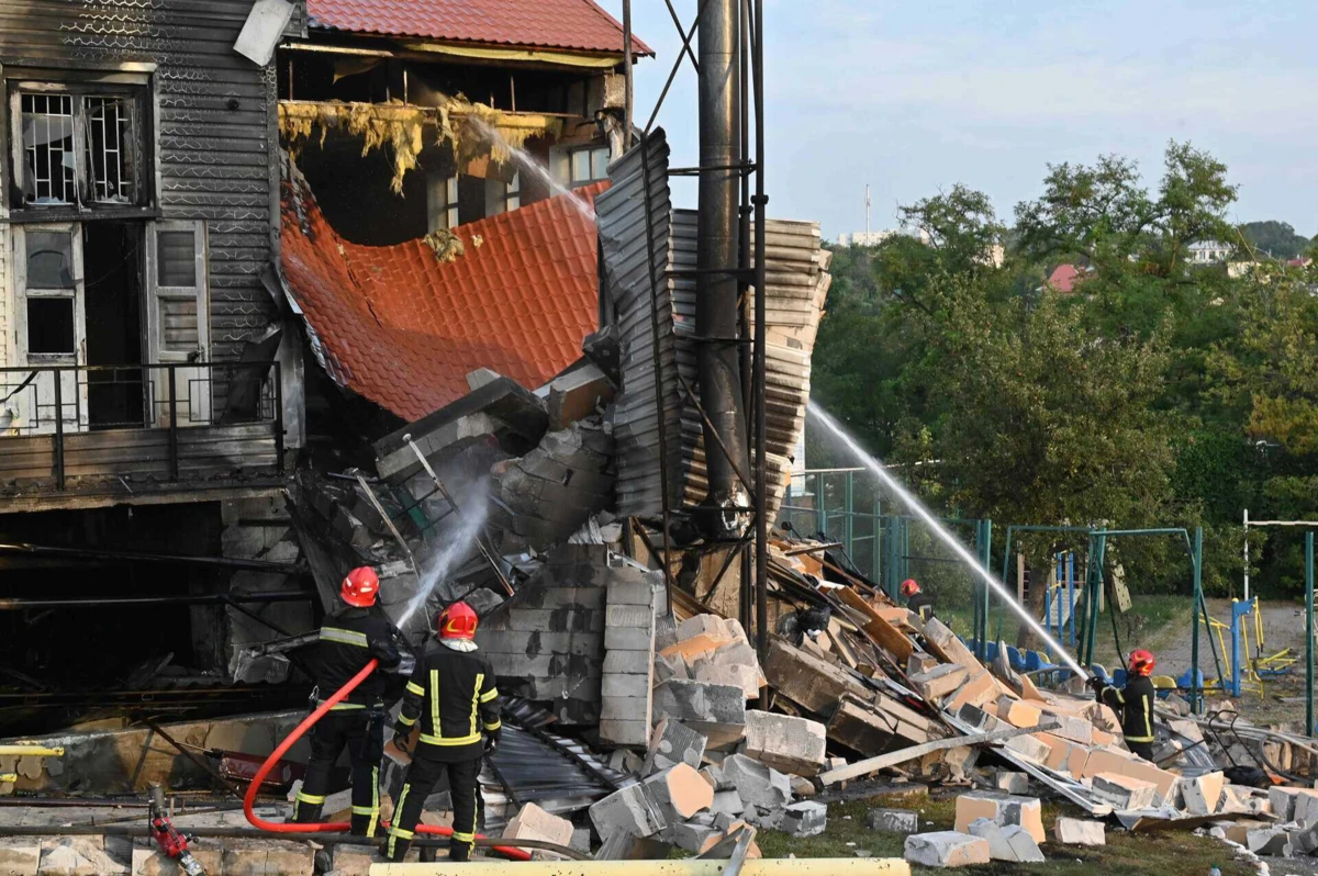 Uma pessoa terá ficado ferida devido à queda de escombros no distrito de Shevchenkivskyi