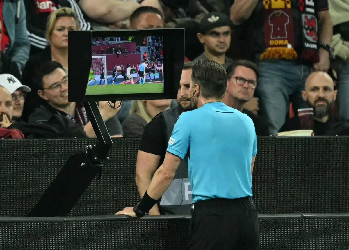 VAR vai-se manter na Premier League