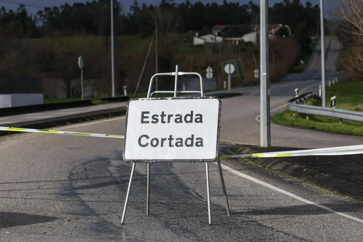 Esta atualização implica a integração de dados recentes, histórico de ocorrências, impacto das alterações climáticas, novos padrões meteorológicos e a consideração de infraestruturas estratégicas