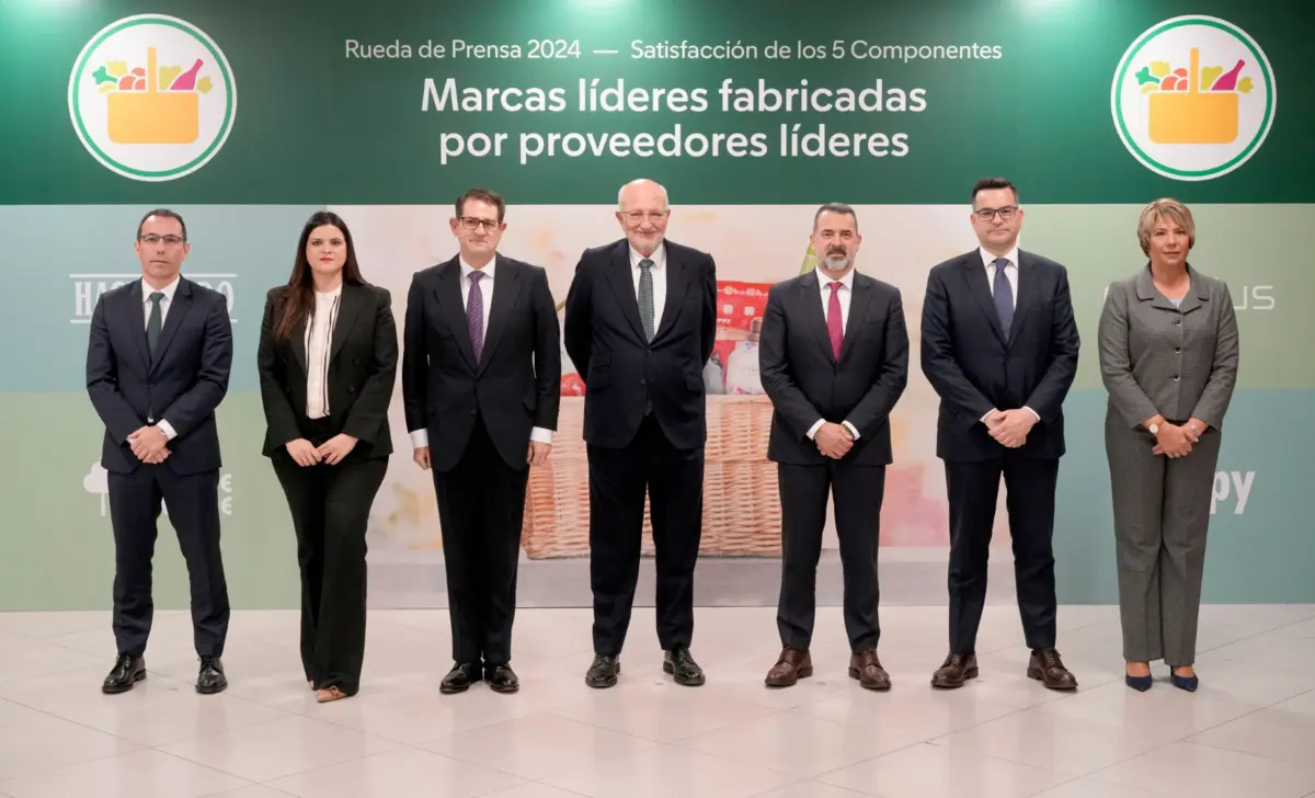 Juan Roig (ao centro), presidente da Mercadona, acompanhado pelo Comité de Direção
