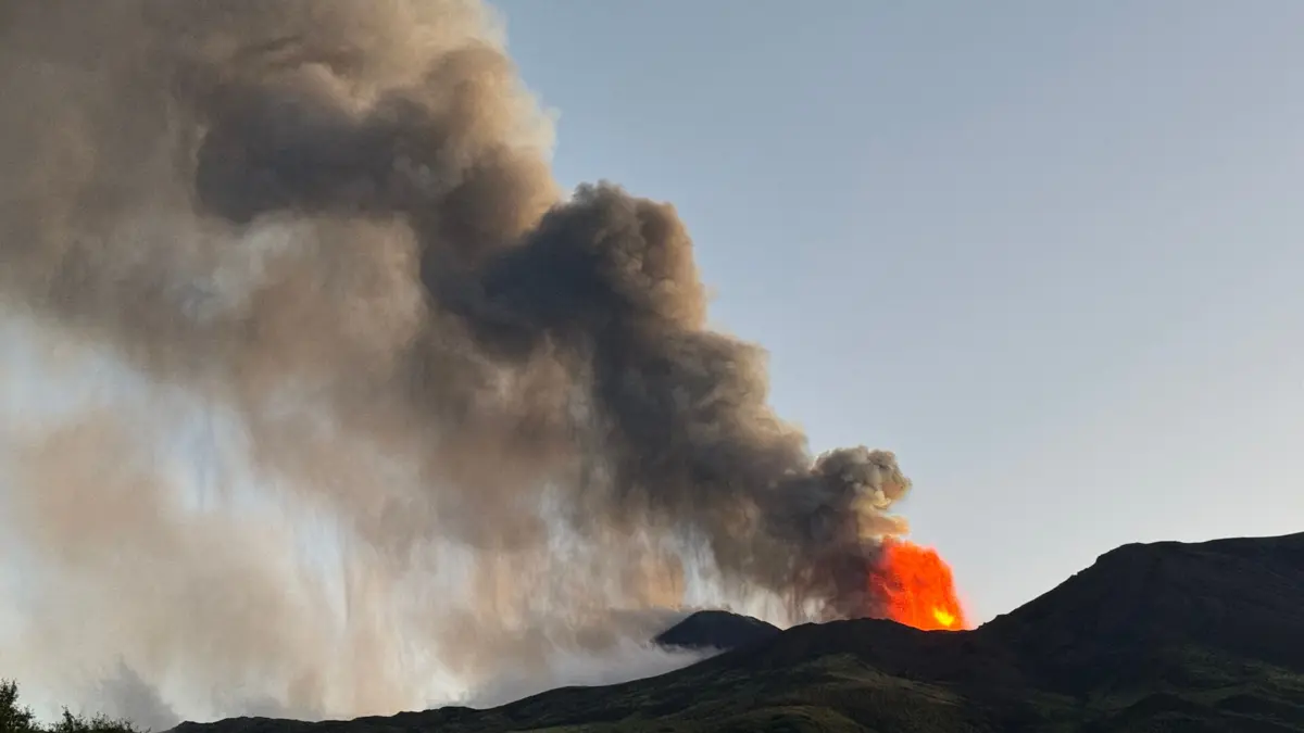 Imagem de contexto do artigo Vulcão Etna entra em erupção e aeroporto da Catânia suspende voos