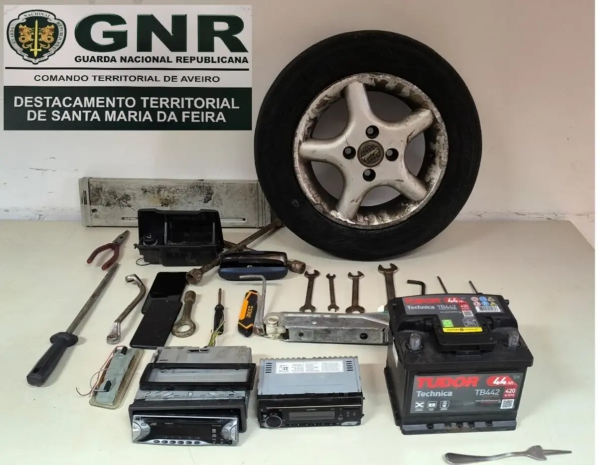 Material apreendido do interior do veículo furtado