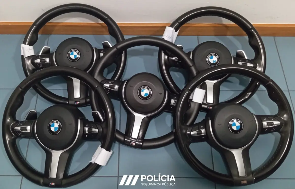 Polícia apreendeu cinco volantes e deteve dois homens e uma mulher, em Braga.