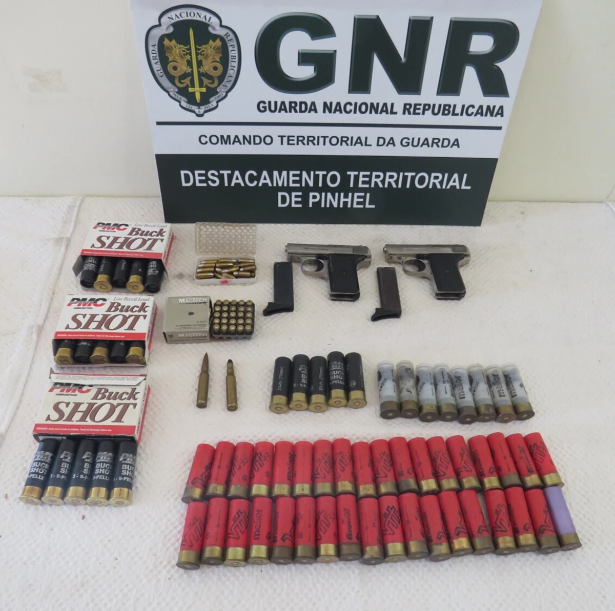 Homem foi detido por posse de armas proibidas e mais de uma centena de munições.