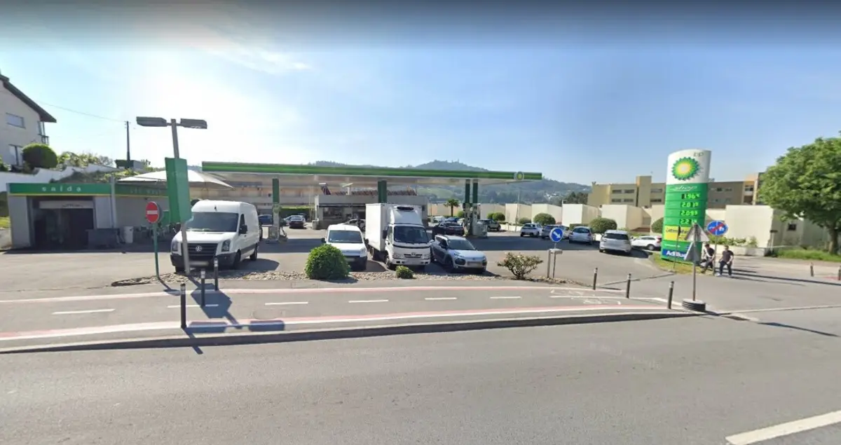 Imagem de contexto do artigo Posto de combustível proíbe a entrada a encapuzados e pessoas com capacete