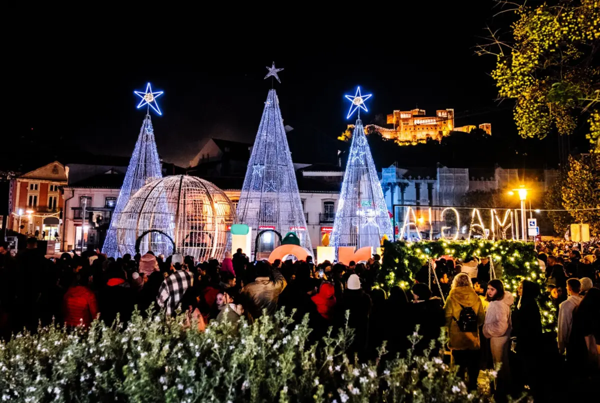 Iluminações são ligadas na noite desta sexta-feira