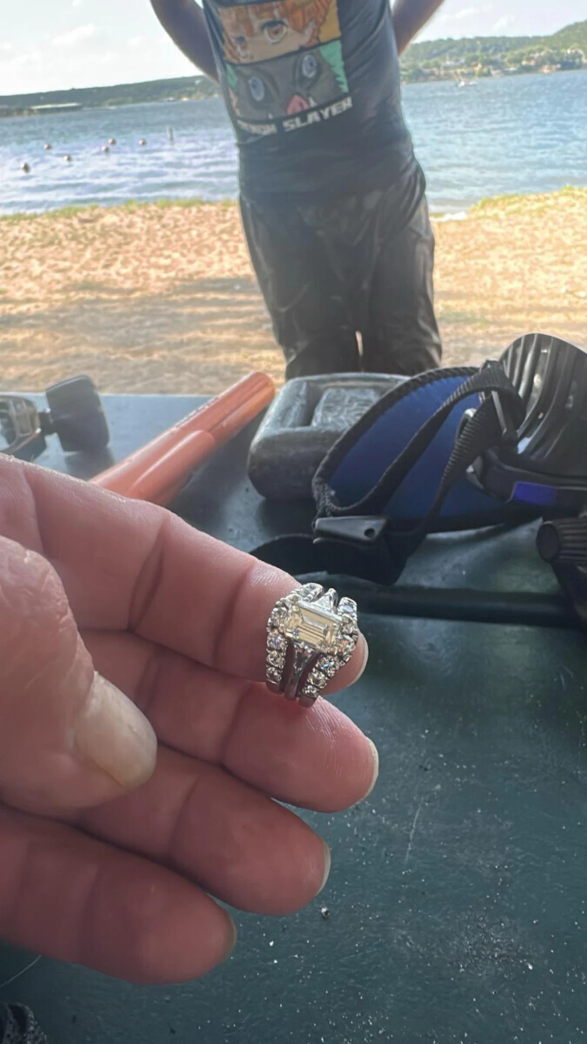 Imagem de contexto do artigo Devolve anel de diamante com 115 anos perdido em lago