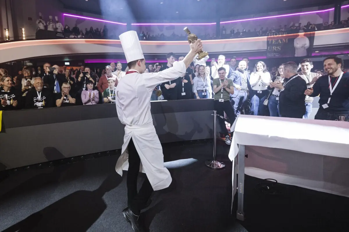 João Pedro Coelho, subchefe de cozinha no restaurante de l'Hôtel de Ville de Crissier na Suíça, venceu o prémio “Golden Chef 2025”