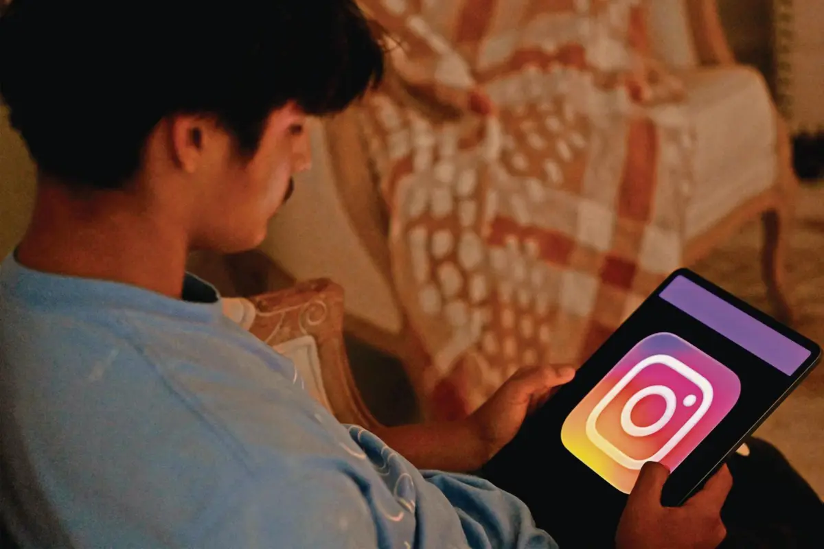 Gigantes tecnológicas reforçam presença em Bruxelas com ações para influenciar regras sobre o acesso de adolescentes às redes sociais na União Europeia