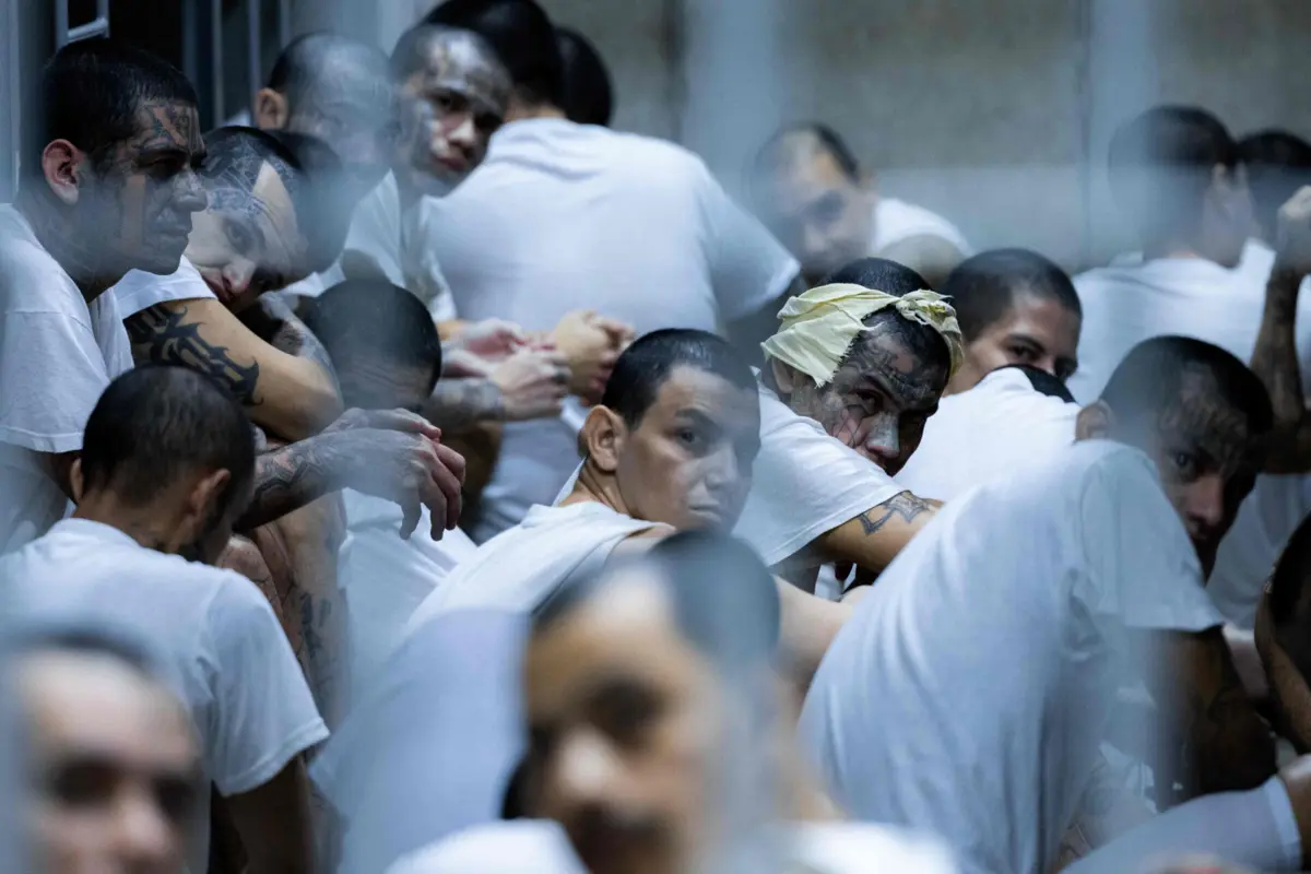 O Governo republicano começou a deportar pessoas designadas como membros do Tren de Aragua para uma prisão em El Salvador