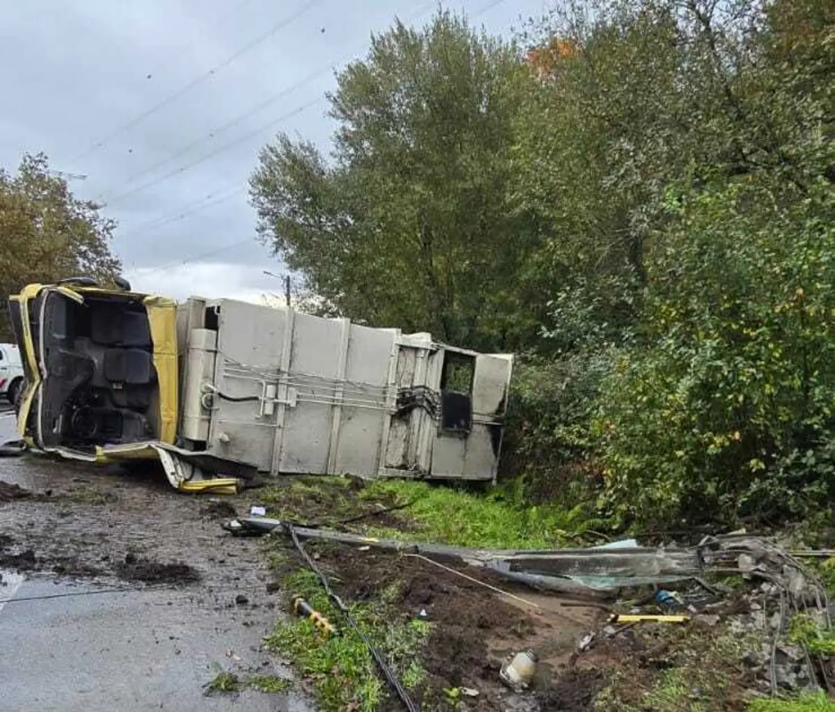 O camião de lixo capotou lateralmente na EN103