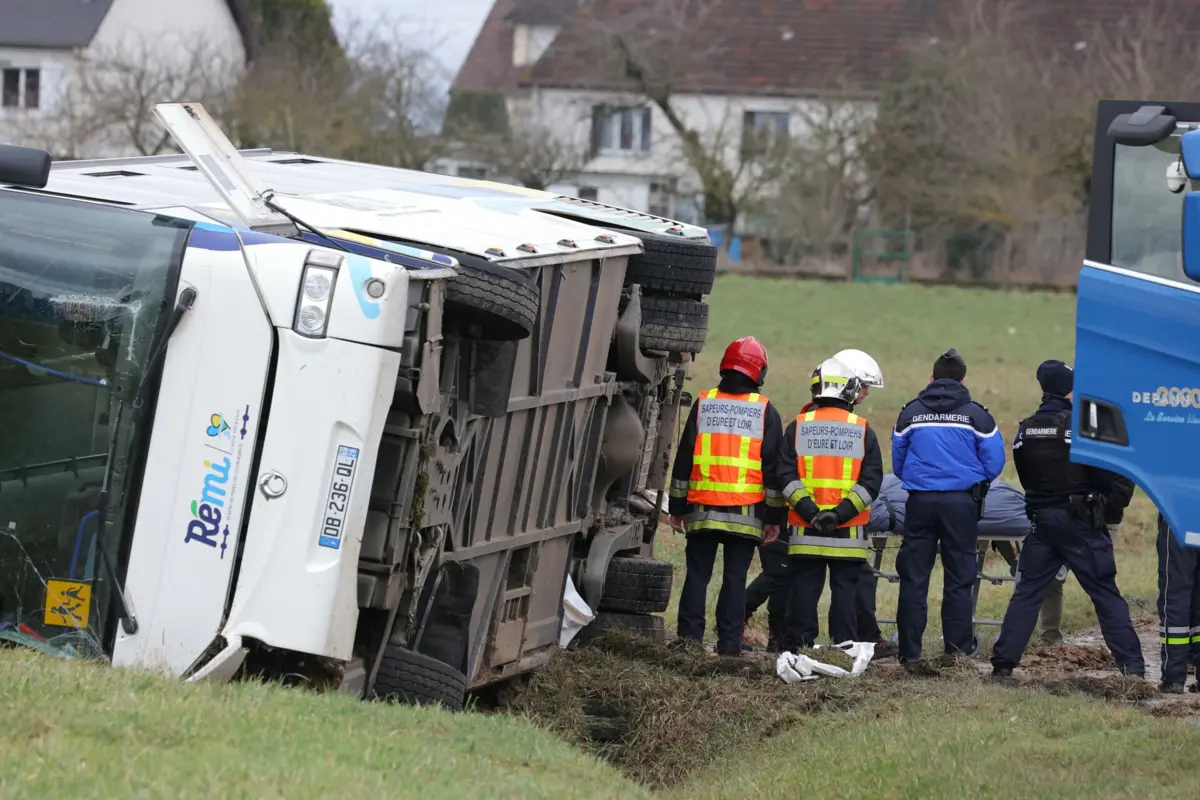 Condutor alega que um outro veículo o obrigou a desviar-se da rota